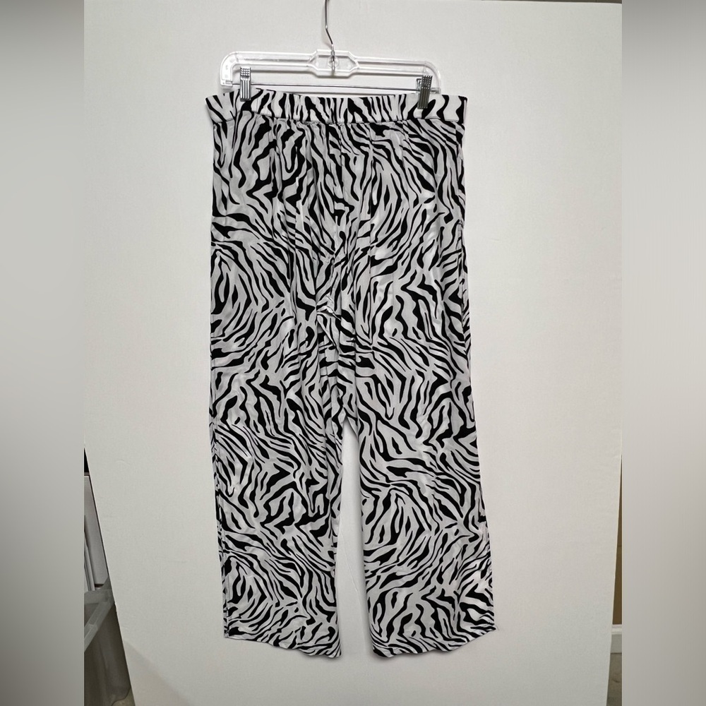 VICTORIA SECRET HIGH SLIT LOUNGING PANTS.  SIZE L. BLACK AND WHITE DESIGN